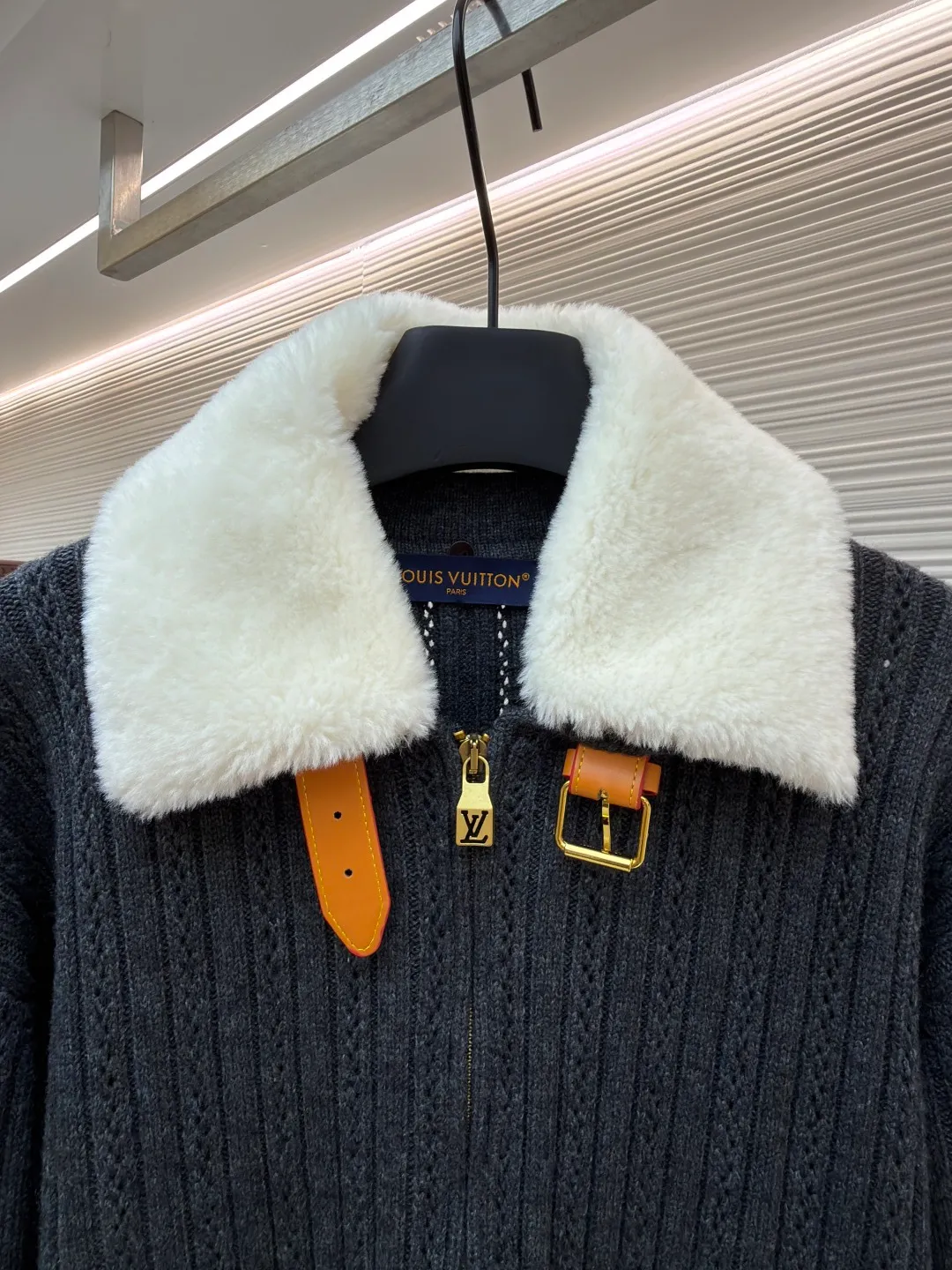 LOUIS VUITTON Cashmere Wool Zipper Tunic Jacket ●Original version: Purchased and developed by 46989 ●Item number: 1682189-C00 ●Fabric: wool blended fabric ●Technology: knitted ●Color: gray ●Version: fitted version ●Weight: about 855 grams ●Size: S-M-L-XL ●Description: This LOUIS VUITTON FW25 cashmere wool zippered belted jacket. The fabric is made of rare cashmere and merino wool blended. It has been combed to remove impurities. It is knitted with 16-needle fine gauge to create a three-dimensional vertical pit stripe texture. The pit stripes are accurately positioned by a computer jacquard machine, with even spacing and a strong three-dimensional effect. The collar is made of high-quality mink fur, which is trimmed and shaped by hand. The fur is fluffy and smooth. It is decorated with metal buckles and leather patches. The leather patches are vegetable tanned, with a delicate texture and wear resistance. The placket has a custom-made metal zipper with electroplated and polished teeth. The zipper and body are fixed by hand caulking, and the stitching is hidden and firm. The waist girdle structure uses built-in elastic webbing, combined with ergonomic three-dimensional tailoring. The cuffs and hem are designed with ribbed edges and are pre-shrunk at high temperatures to prevent them from loosening. The overall sewing has gone through multiple quality control processes. From fabric weaving to detail assembly, the brand's strict craftsmanship standards are followed, showing the quality of luxury craftsmanship. The overall wiring is straight and delicate, the fabric is comfortable and soft, and the color is consistent without color difference. It can be matched with the same style to create a fashionable look and control various occasions. Customized accessories, complete with three standards, same style for men and women!